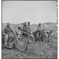 Des goumiers du IIe Tabor du 1er GTM (groupe de tabors marocains) de la 1re DMM (division de marche du Maroc) posent sur des motos prises à l'armée italienne.