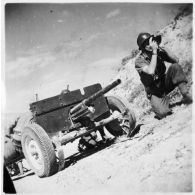 Mise en batterie d'un canon antichar américain de 37 mm M3 par une unité du 19e CA (corps d'armée) dans la région de Zaghouan.