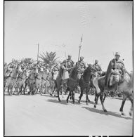 Une unité de spahis de l'armée d'Afrique défile lors de la cérémonie célébrant la victoire alliée à l'issue de la campagne de Tunisie.