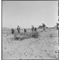 Séance d'instruction à la détection de mines pour des sapeurs du 19e RG (régiment du génie), équipés de détecteurs de mines SCR-625.