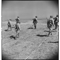 Séance d'instruction à la détection de mines pour des sapeurs du 19e RG (régiment du génie), équipés de détecteurs de mines SCR-625.
