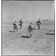 Séance d'instruction à la détection de mines pour des sapeurs du 19e RG (régiment du génie), équipés de détecteurs de mines SCR-625.