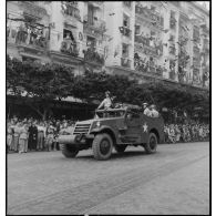 Défilé d'un scout car M3A1 du 7e RCA (régiment de chasseurs d'Afrique) lors du 14 juillet 1943 à Alger.