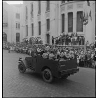 Défilé d'un scout car M3A1 du 7e RCA (régiment de chasseurs d'Afrique) lors du 14 juillet 1943 à Alger.