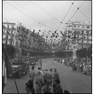 Défilé d'une colonne de scouts cars M3A1 du 7e RCA (régiment de chasseurs d'Afrique) lors du 14 juillet 1943 à Alger.