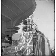 Le général de Gaulle, co-président du CFLN (Comité français de la Libération nationale), prononce un discours depuis une tribune sur l'esplanade Gambetta lors d'une visite à Tunis.