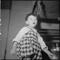 Portrait d'un enfant réfugié dans la base aérienne de Bach Mai.