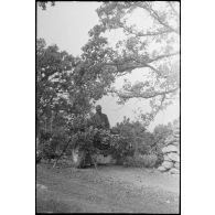 Un servant et un canon de 37 mm antichar M3 du 1er RTM (régiment de tirailleurs marocains) camouflé, sont en position sur une route près du col de San Stefano.