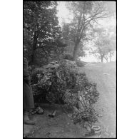Un servant et un canon de 37 mm antichar M3 du 1er RTM (Régiment de tirailleurs marocains) camouflé, sont en position sur une route près du col de San Stefano.