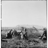Servants d'un canon antichar américain de 37 mm.