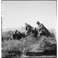 Mise en batterie d'un canon antichar américain de 37 mm.