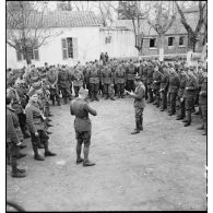 Appel des élèves lors du rassemblement matinal à l'école des élèves aspirants ou CIEO (Centre d'instruction des élèves officiers) de Cherchell à la caserne Dubourdieu.