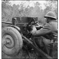 Des artilleurs mettent en batterie un canon américain Antitank Gun M3 de 37mm dans le secteur de Maktar.