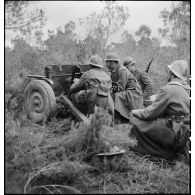 Des artilleurs mettent en batterie un canon américain Antitank Gun M3 de 37mm dans le secteur de Maktar.