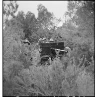Des artilleurs mettent en batterie un canon américain Antitank Gun M3 de 37mm dans le secteur de Maktar.
