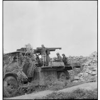 Chargement et mise en batterie par des artilleurs du 62e RAA (régiment d'artillerie d'Afrique) d'un canon de 75 mm, modèle 1915, monté sur un affût marine et une remorque dans le secteur de Bou Arada.
