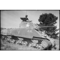 Progression du char Sherman M4 baptisé Albi, appartenant au 2e escadron du 2e RCA (régiment de chasseurs d'Afrique), pendant une manoeuvre d'unités du CEF (corps expéditionnaire français), avant l'engagement sur le front italien.