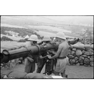 Des artilleurs d'une unité des FTA (forces terrestres antiaériennes) mesurent des distances avec un télémètre optique modèle 1931, lors d'une manoeuvre du CEF (corps expéditionnaire français).