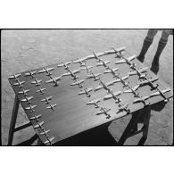 Maquettes utilisées lors de séances d'instruction à la reconnaissance d'avions ennemis par des artilleurs des FTA (forces terrestres antiaériennes) du CEF (corps expéditionnaire français).