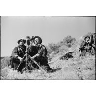 Des goumiers, servants d'une section de mortiers du 11e tabor du 4e GTM (groupe de tabors marocains), sont déployés en position de tir pendant une manoeuvre du CEF (corps expéditionnaire français).