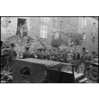 Des brancardiers de l'armée italienne se rassemblent dans une rue de Murato pour participer aux secours dans les zones de combat.