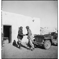 Le lieutenant-colonel Mazoyer, commandant le 9e RCA rattaché à la BLM, salue un capitaine américain.
