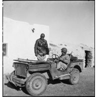 Un capitaine américain véhicule le lieutenant-colonel Mazoyer, commandant le 9e RCA rattaché à la BLM.