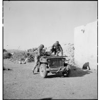 Un capitaine américain véhicule le lieutenant-colonel Mazoyer, commandant le 9e RCA rattaché à la BLM.