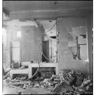 Intérieur d'un appartement endommagé de la rue Horace Vernet après un bombardement allemand sur Alger, probablement celui de la nuit du 26 au 27 janvier 1943.