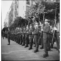 Une unité de l'armée de terre britannique présente les armes lors d'une cérémonie franco-anglo-américaine au monument aux morts d'Alger.