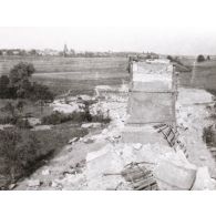 Dannemarie (Alsace). Viaduc détruit, vue prise du dessus. [légende d’origine]