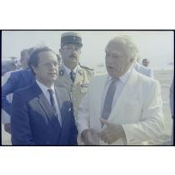 Le secrétaire d'Etat à la Défense accueilli par l'ambassadeur de France à Beyrouth.