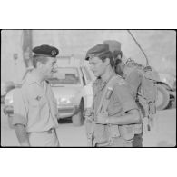 Officier français et officier israélien dans le port de Beyrouth.