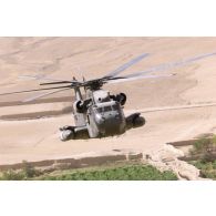 Hélicoptères Sikorsky CH-53 du détachement allemand survolant un paysage afghan.