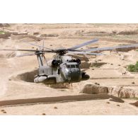Hélicoptères Sikorsky CH-53 du détachement allemand survolant un paysage afghan.