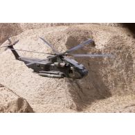 Hélicoptères Sikorsky CH-53 du détachement allemand survolant un paysage afghan.