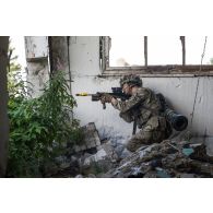 Un soldat britannique tient une position dans un bâtiment du camp de Tapa, en Estonie.