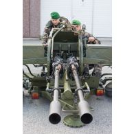 Des légionnaires du 2e régiment étranger d'infanterie (2e REI) manipulent un canon anti-aérien ZU-23 estonien sur le camp de Tapa, en Estonie.