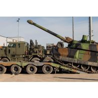 Chargement d'un char Leclerc du 501e régiment de chars de combat (501e RCC) à bord d'un tracteur routier porte-chars de 50 tonnes (TR-PC 50) sur le camp de Tapa, en Estonie.