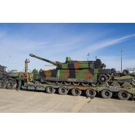 Chargement d'un char Leclerc du 501e régiment de chars de combat (501e RCC) à bord d'un tracteur routier porte-chars de 50 tonnes (TR-PC 50) sur le camp de Tapa, en Estonie.
