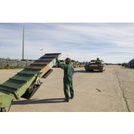 Un soldat guide le chargement d'un char Leclerc du 501e régiment de chars de combat (501e RCC) à bord d'un tracteur routier porte-chars de 50 tonnes (TR-PC 50) à Tapa, en Estonie.
