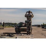 Un soldat guide le chargement d'un char Leclerc du 501e régiment de chars de combat (501e RCC) à bord d'un tracteur routier porte-chars de 50 tonnes (TR-PC 50) à Tapa, en Estonie.