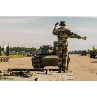 Un soldat guide le chargement d'un char Leclerc du 501e régiment de chars de combat (501e RCC) à bord d'un tracteur routier porte-chars de 50 tonnes (TR-PC 50) à Tapa, en Estonie.