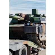 Chargement d'un char Leclerc du 501e régiment de chars de combat (501e RCC) à bord d'un tracteur routier porte-chars de 50 tonnes (TR-PC 50) sur le camp de Tapa, en Estonie.