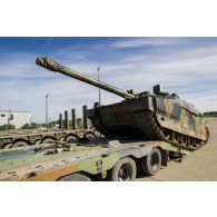 Chargement d'un char Leclerc du 501e régiment de chars de combat (501e RCC) à bord d'un tracteur routier porte-chars de 50 tonnes (TR-PC 50) sur le camp de Tapa, en Estonie.
