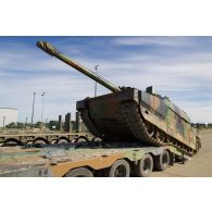 Chargement d'un char Leclerc du 501e régiment de chars de combat (501e RCC) à bord d'un tracteur routier porte-chars de 50 tonnes (TR-PC 50) sur le camp de Tapa, en Estonie.