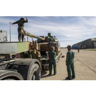 Des soldats guident le chargement d'un char Leclerc du 501e régiment de chars de combat (501e RCC) à bord d'un tracteur routier porte-chars de 50 tonnes (TR-PC 50) à Tapa, en Estonie.