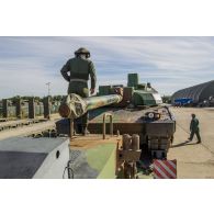 Des soldats guident le chargement d'un char Leclerc du 501e régiment de chars de combat (501e RCC) à bord d'un tracteur routier porte-chars de 50 tonnes (TR-PC 50) à Tapa, en Estonie.