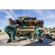 Des soldats fixent un char Leclerc du 501e régiment de chars de combat (501e RCC) sur la remorque d'un tracteur routier porte-chars de 50 tonnes (TR-PC 50) à Tapa, en Estonie.