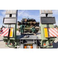 Des soldats fixent un char Leclerc du 501e régiment de chars de combat (501e RCC) sur la remorque d'un tracteur routier porte-chars de 50 tonnes (TR-PC 50) à Tapa, en Estonie.
